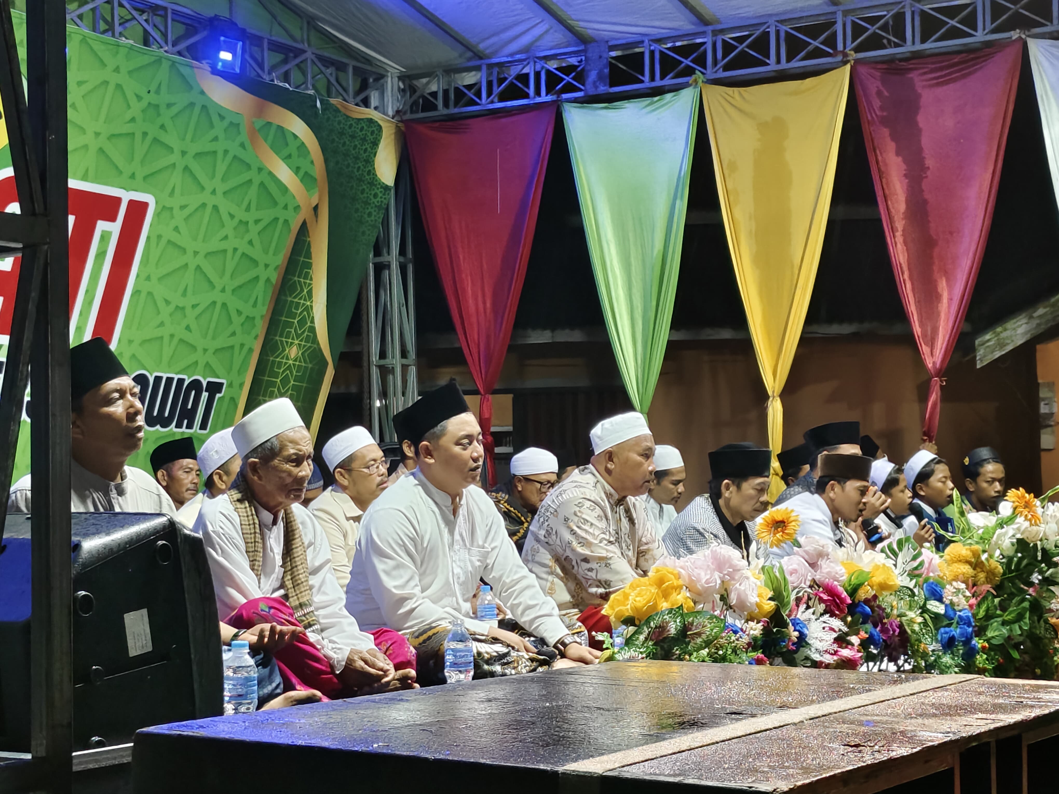 KETUA DPRD KABUPATEN KAYONG UTARA, H. SURYA ADITYA, S.H., M.Pd., MENGHADIRI KEGIATAN JAM'IYYAH SHOLAWAT "TOMBO ATI"