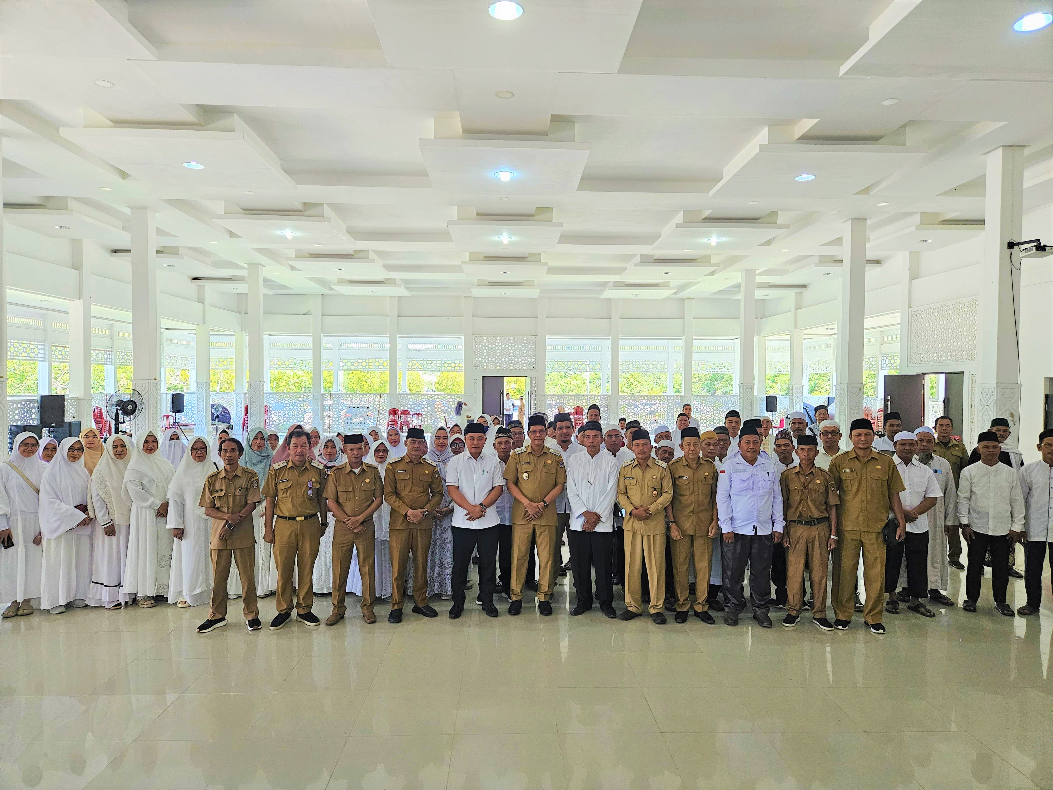 KETUA DPRD KABUPATEN KAYONG UTARA, H. SURYA ADITYA, S.H., M.Pd., MENGHADIRI KEGIATAN BIMBINGAN TEKNIS MANASIK HAJI BAGI JEMAAH CALON HAJI KABUPATEN KAYONG UTARA MUSIM HAJI TAHUN 1446 H/2025 M
