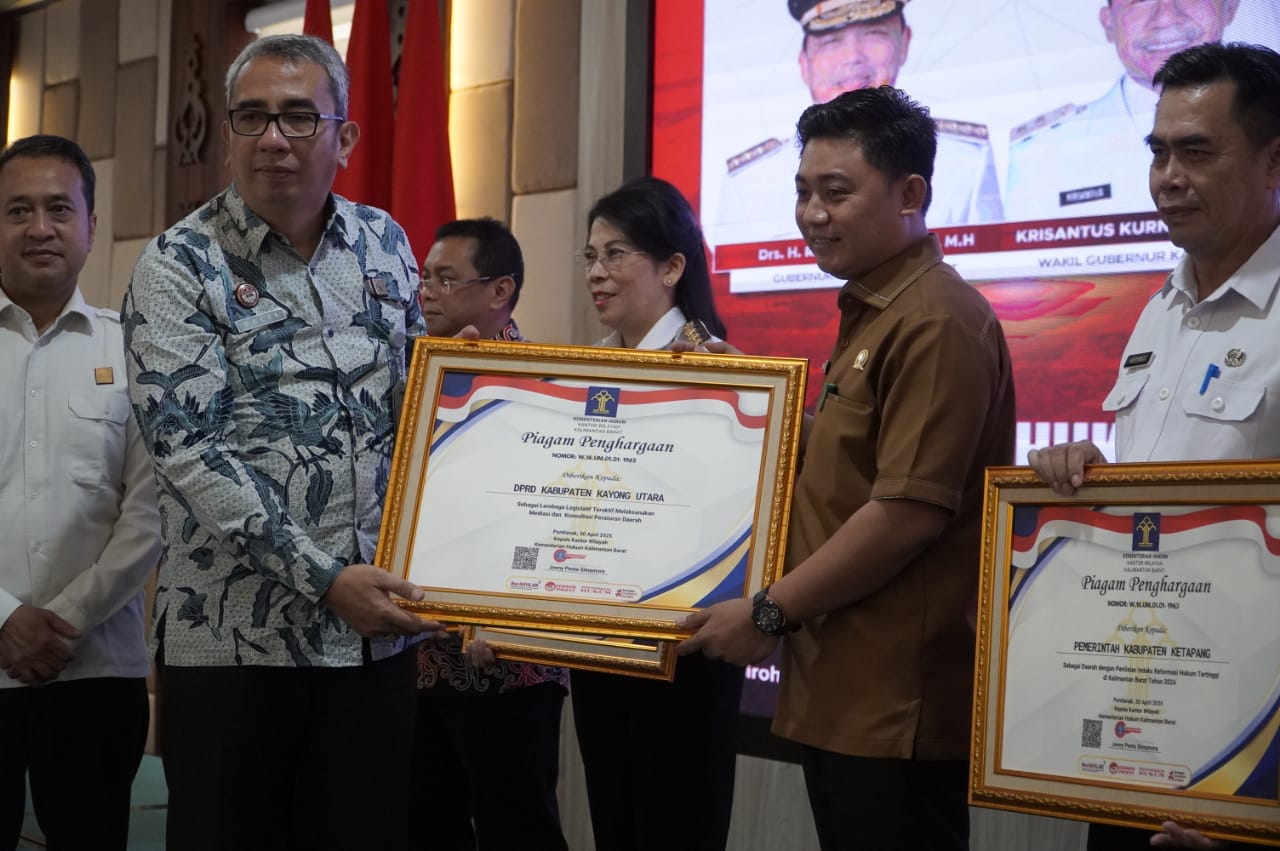 KETUA DPRD KABUPATEN KAYONG UTARA TERIMA PENGHARGAAN DARI KEMENKUM KANWIL KALBAR