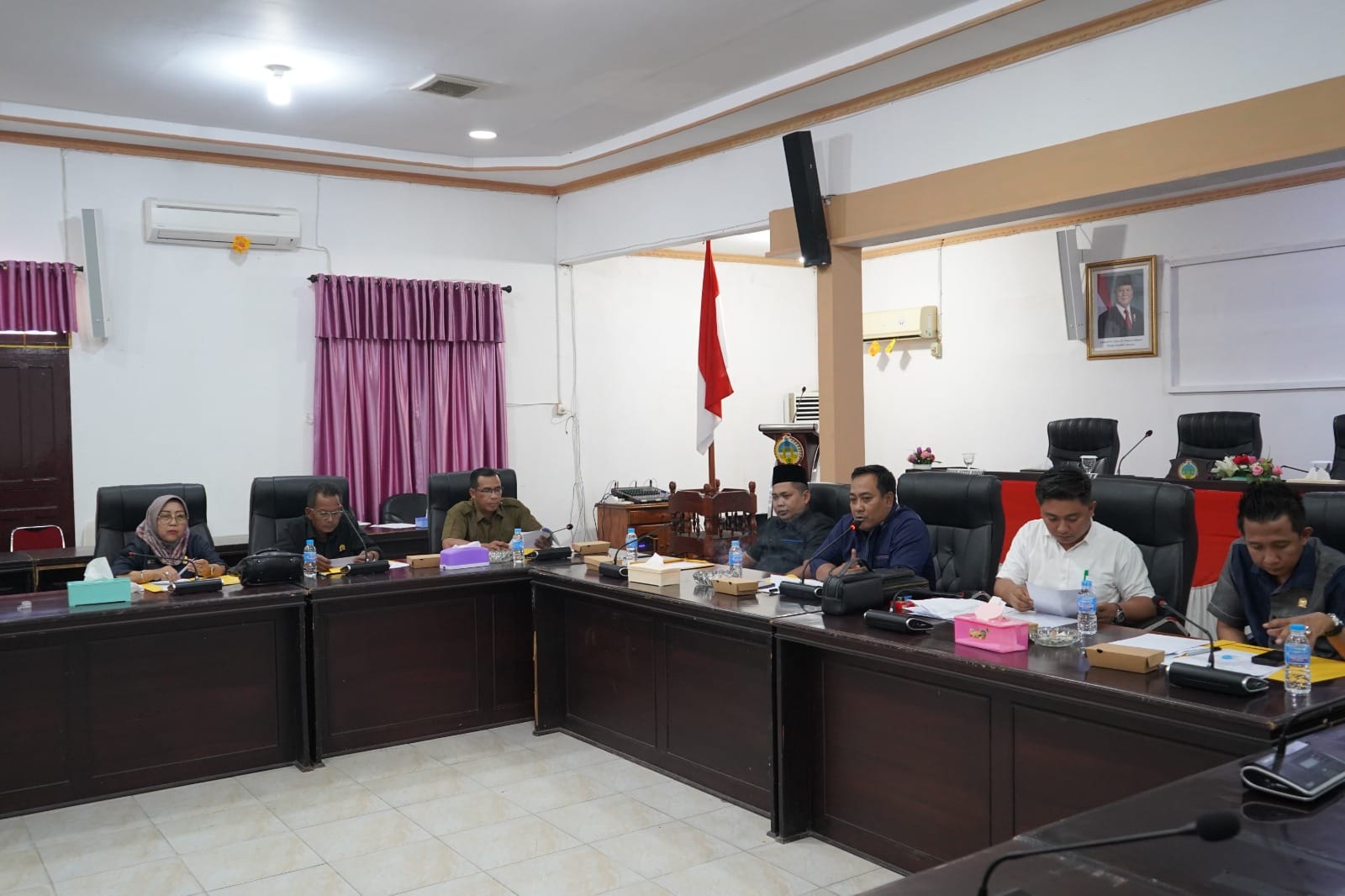 KOMISI III DPRD KABUPATEN KAYONG UTARA GELAR RAPAT KERJA DENGAN MITRA KERJA