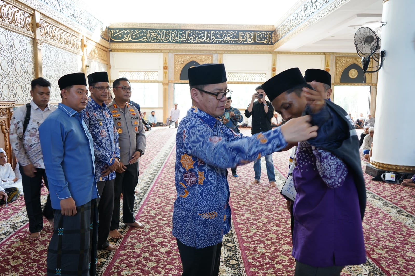 KETUA DPRD KABUPATEN KAYONG UTARA HADIRI PELEPASAN CALON JEMAAH HAJI KABUPATEN KAYONG UTARA