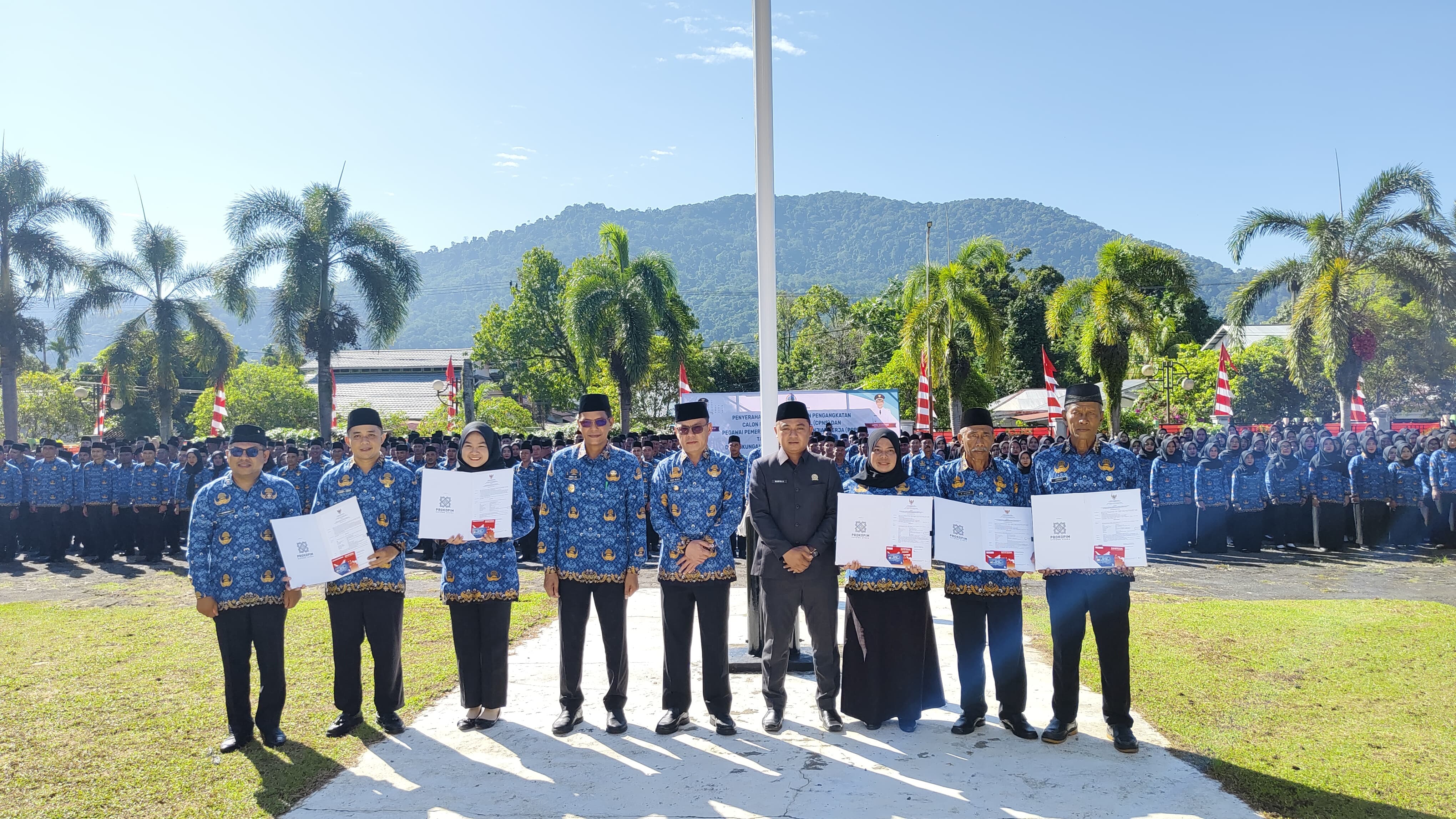 KETUA DPRD BERSAMA KETUA KOMISI I DPRD KABUPATEN KAYONG UTARA HADIRI ACARA PENYERAHAN SK PENGANGKATAN CPNS DAN PPPK