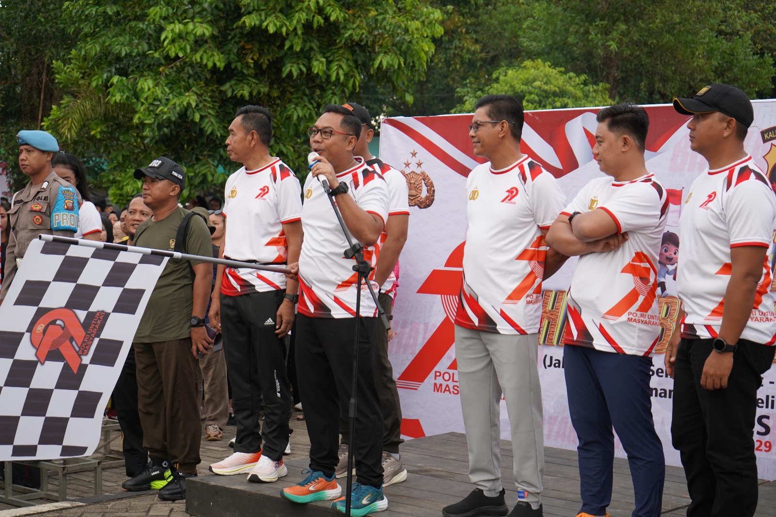 KETUA DPRD KABUPATEN KAYONG UTARA IKUTI SENAM DAN JALAN SEHAT PERINGATAN HARI BHAYANGKARA KE - 79