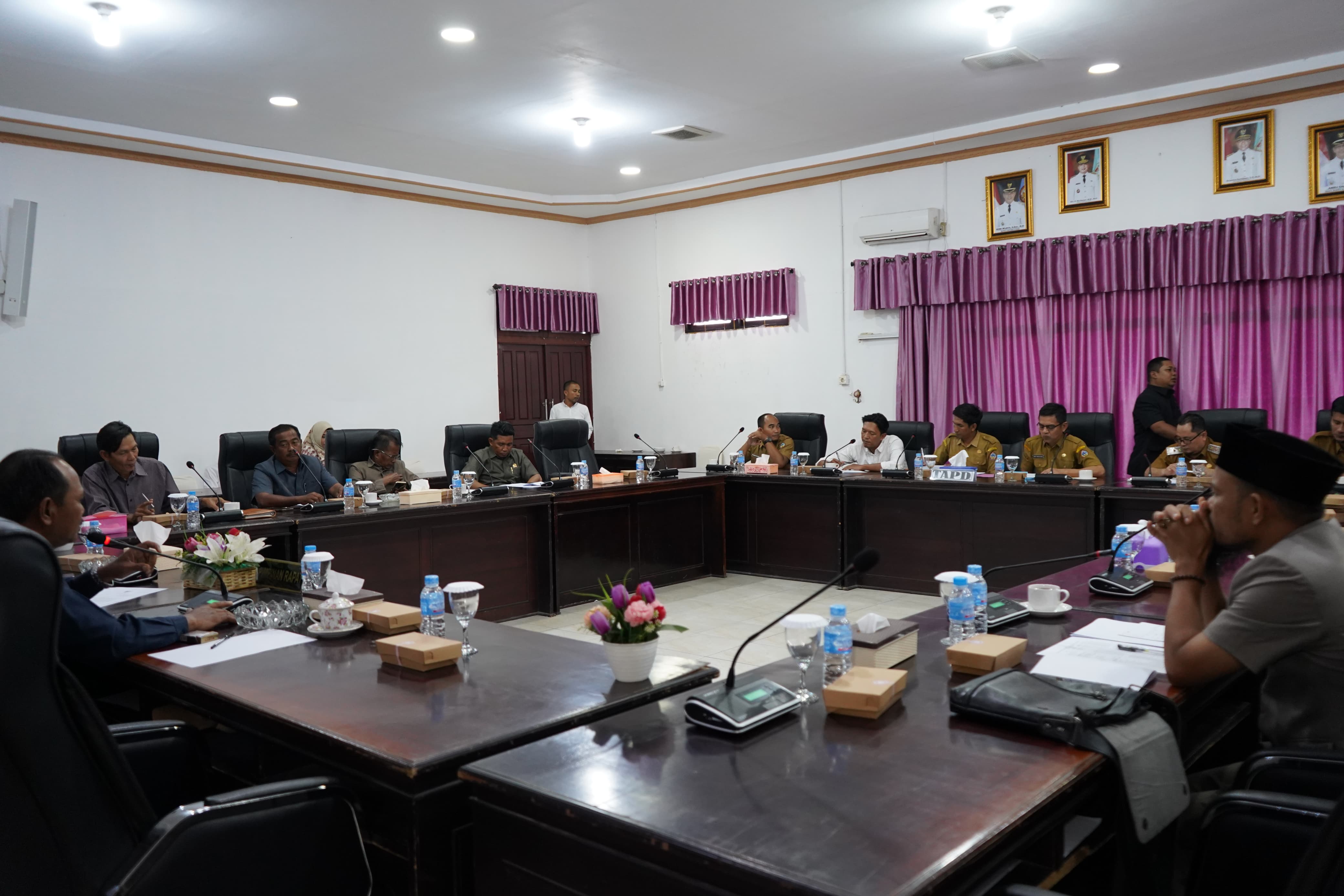 DPRD KABUPATEN KAYONG UTARA GELAR RAPAT KERJA DENGAN TAPD KABUPATEN KAYONG UTARA
