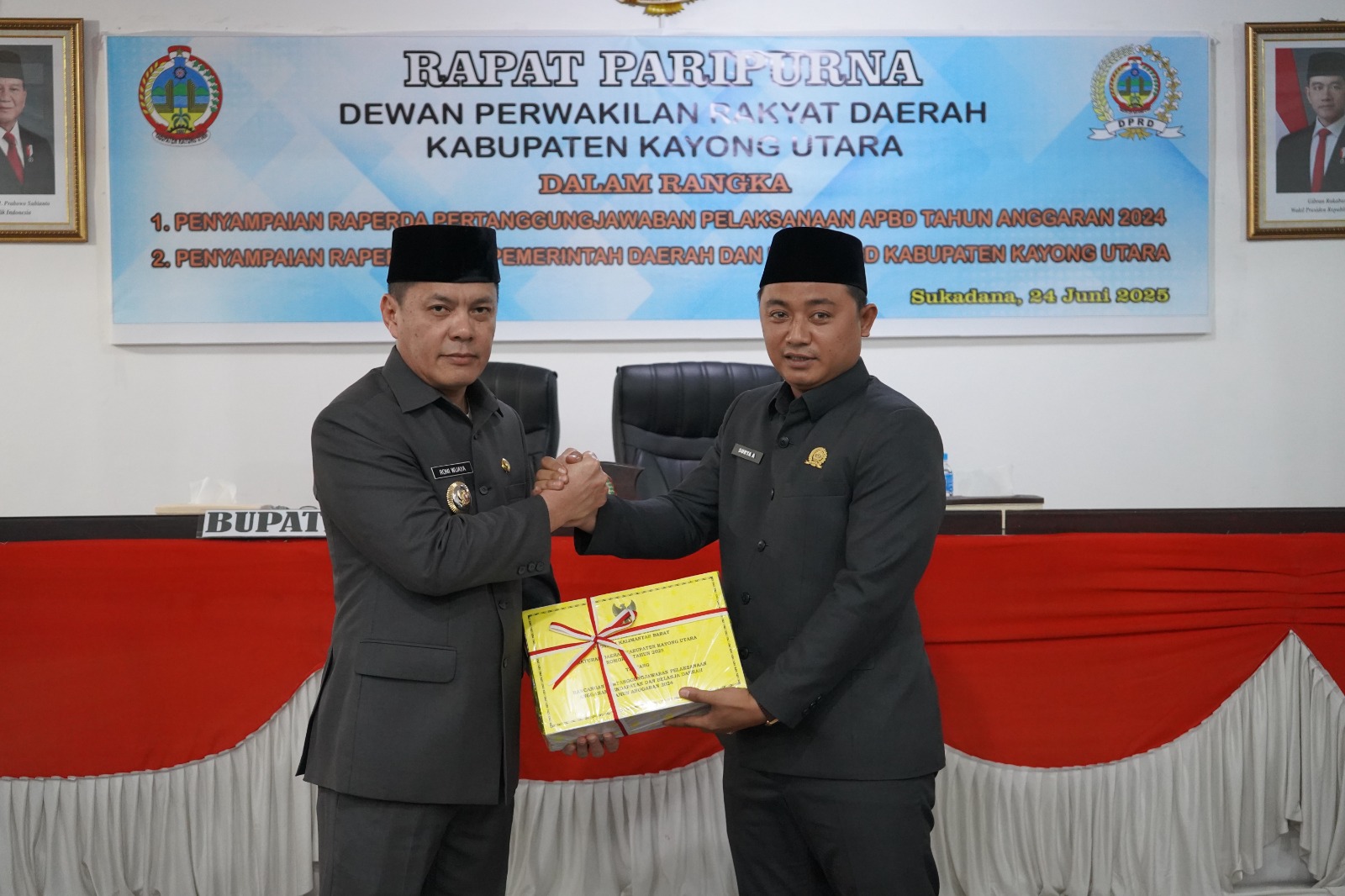 DRPD KAB. KAYONG UTARA GELAR RAPAT PARIPURNA PENYAMPAIAN RAPERDA PERTANGGUNGJAWABAN PELAKSANAAN APBD TA. 2024 DAN RAPERDA DARI PEMERINTAH DAERAH DAN DARI DPRD KABUPATEN KAYONG UTARA