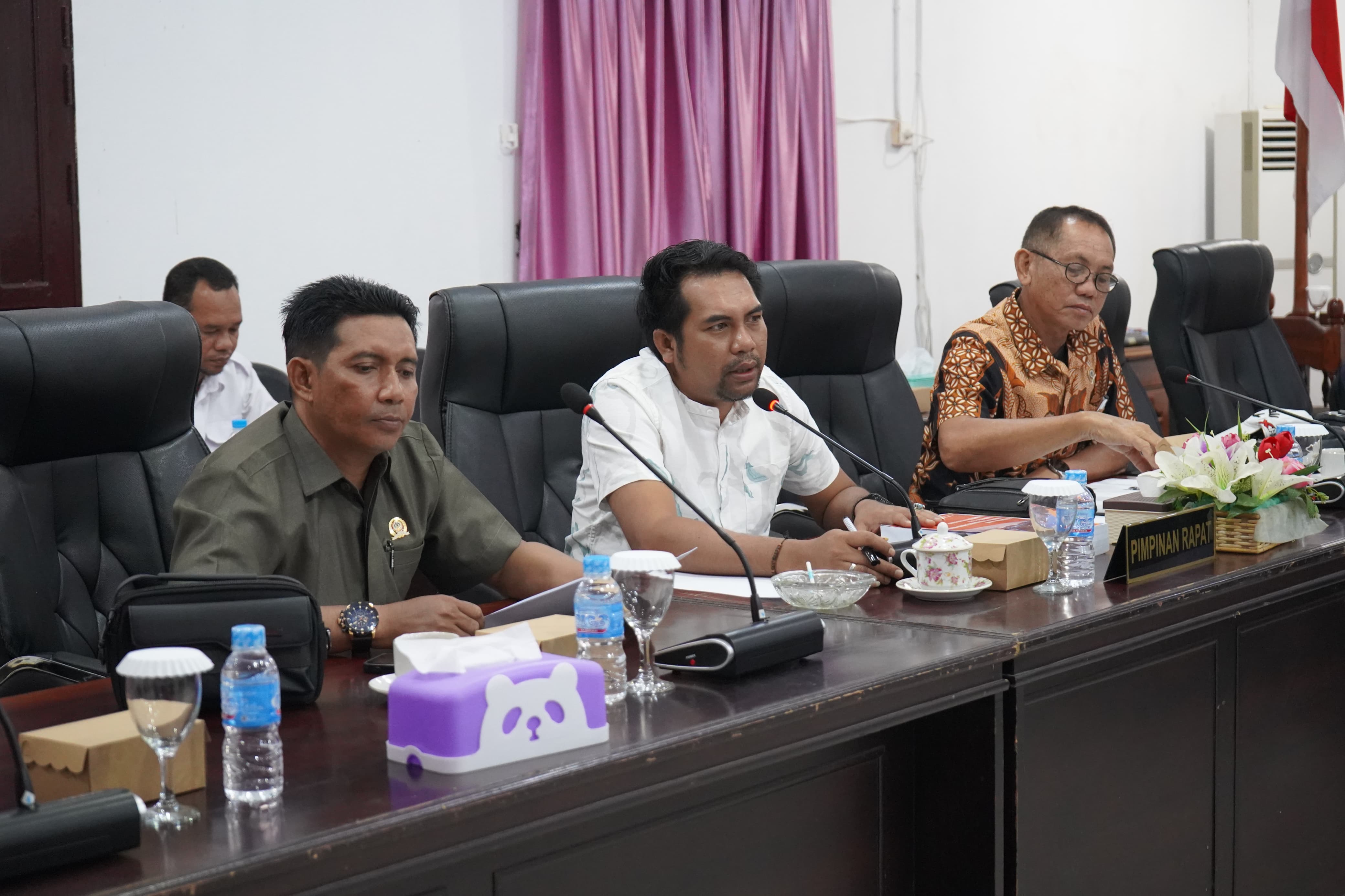 BAPEMPERDA DPRD KABUPATEN KAYONG UTARA GELAR RAPAT KERJA DENGAN BAPPERIDA DAN BAGIAN HUKUM SEKRETARIAT DAERAH KABUPATEN KAYONG UTARA