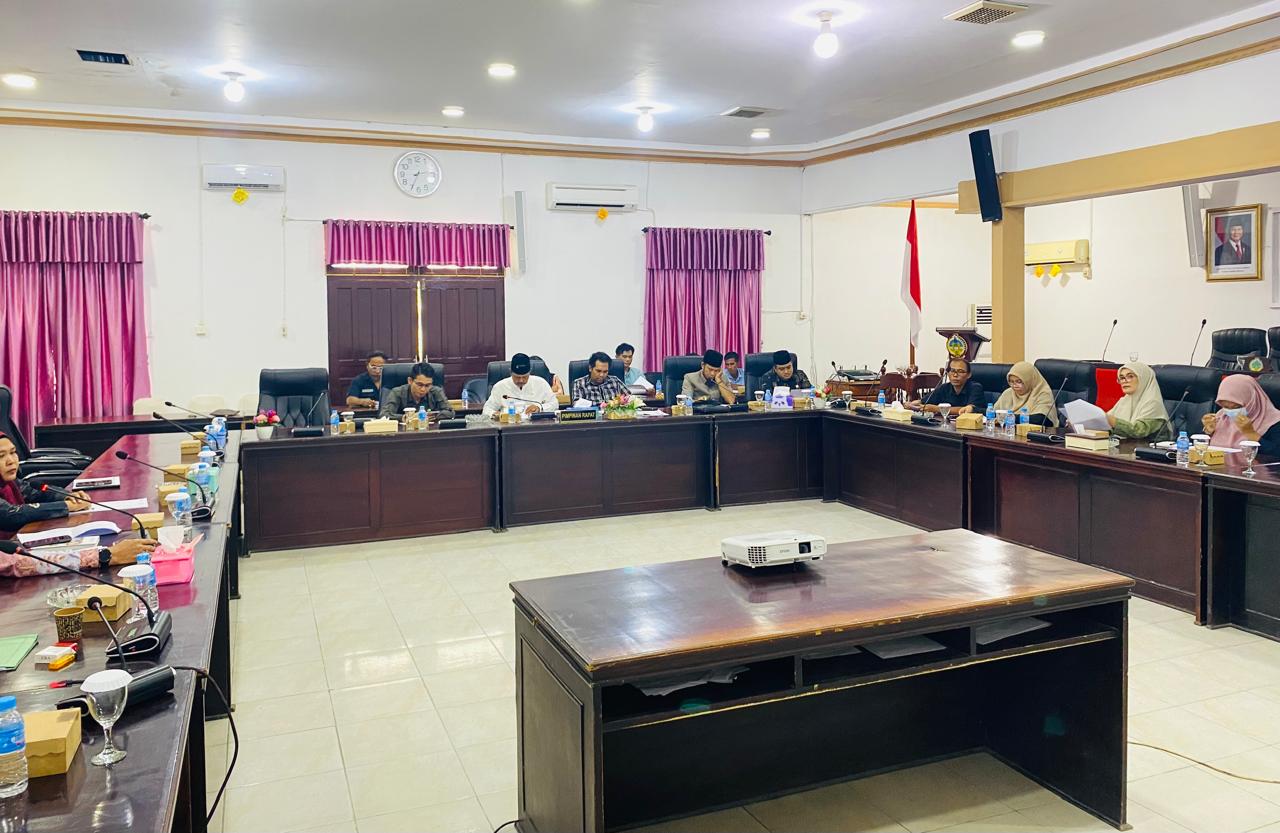 BANGGAR DPRD KAYONG UTARA GELAR RAPAT PEMBAHASAN RAPERDA PERTANGGUNGJAWABAN PELAKSANAAN APBD TA. 2024 BERSAMA BKD DAN BAPPERIDA KABUPATEN KAYONG UTARA
