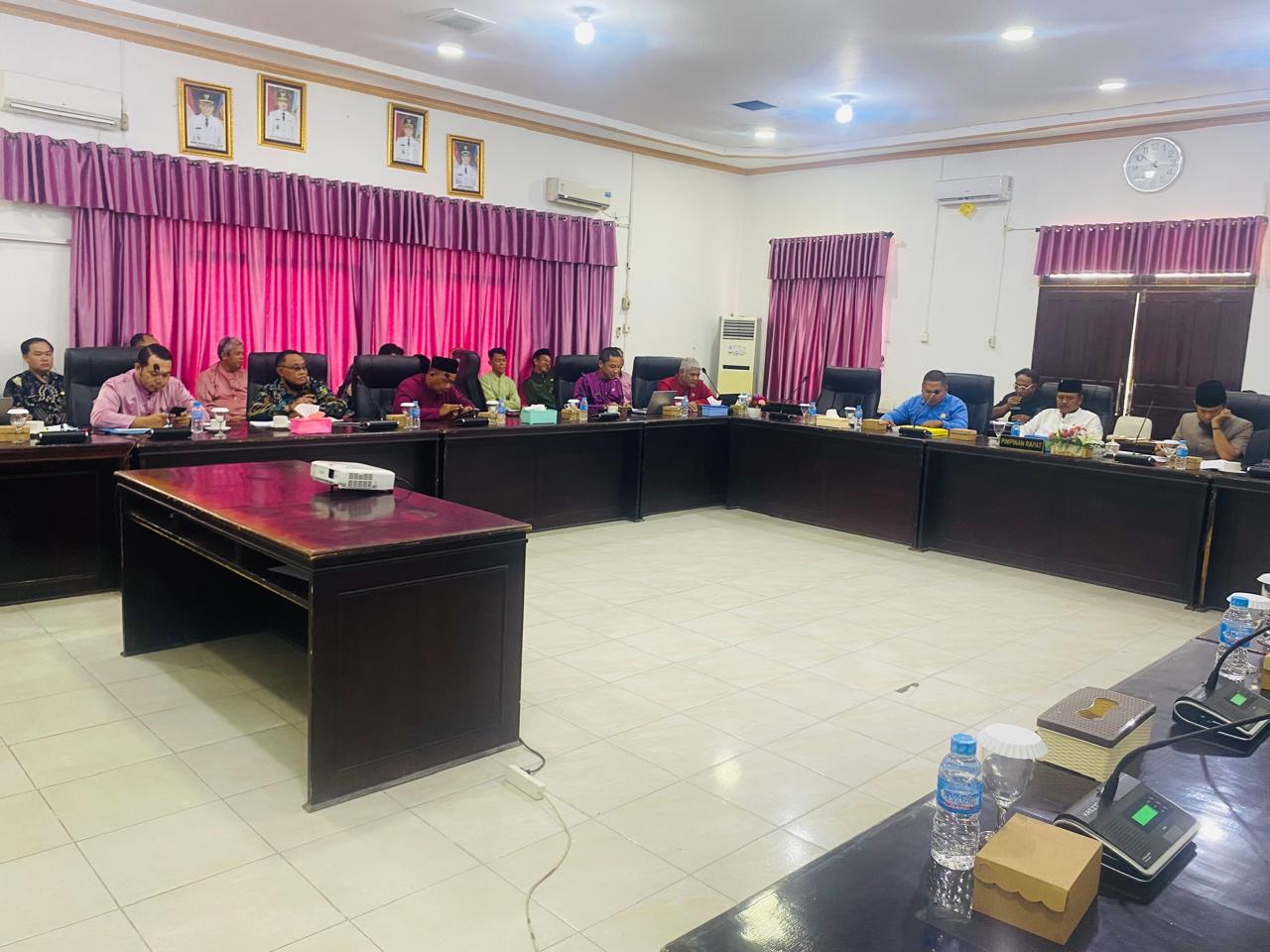 BANGGAR DPRD KAYONG UTARA GELAR RAPAT PEMBAHASAN RAPERDA PERTANGGUNGJAWABAN PELAKSANAAN APBD TA. 2024 BERSAMA DINAS KESAHATAN DAN KB DAN SEKRETARIAT DAERAH KABUPATEN KAYONG UTARA