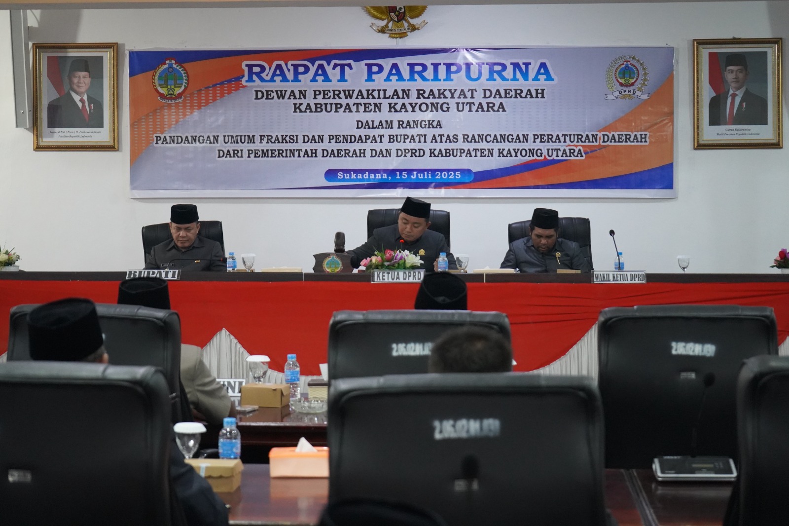 DPRD KAB. KAYONG UTARA GELAR RAPUR PANDANGAN UMUM FRAKSI DAN PENDAPAT BUPATI ATAS RANCANGAN PERATURAN DAERAH DARI PEMERINTAH DAERAH DAN DPRD KAB. KAYONG UTARA