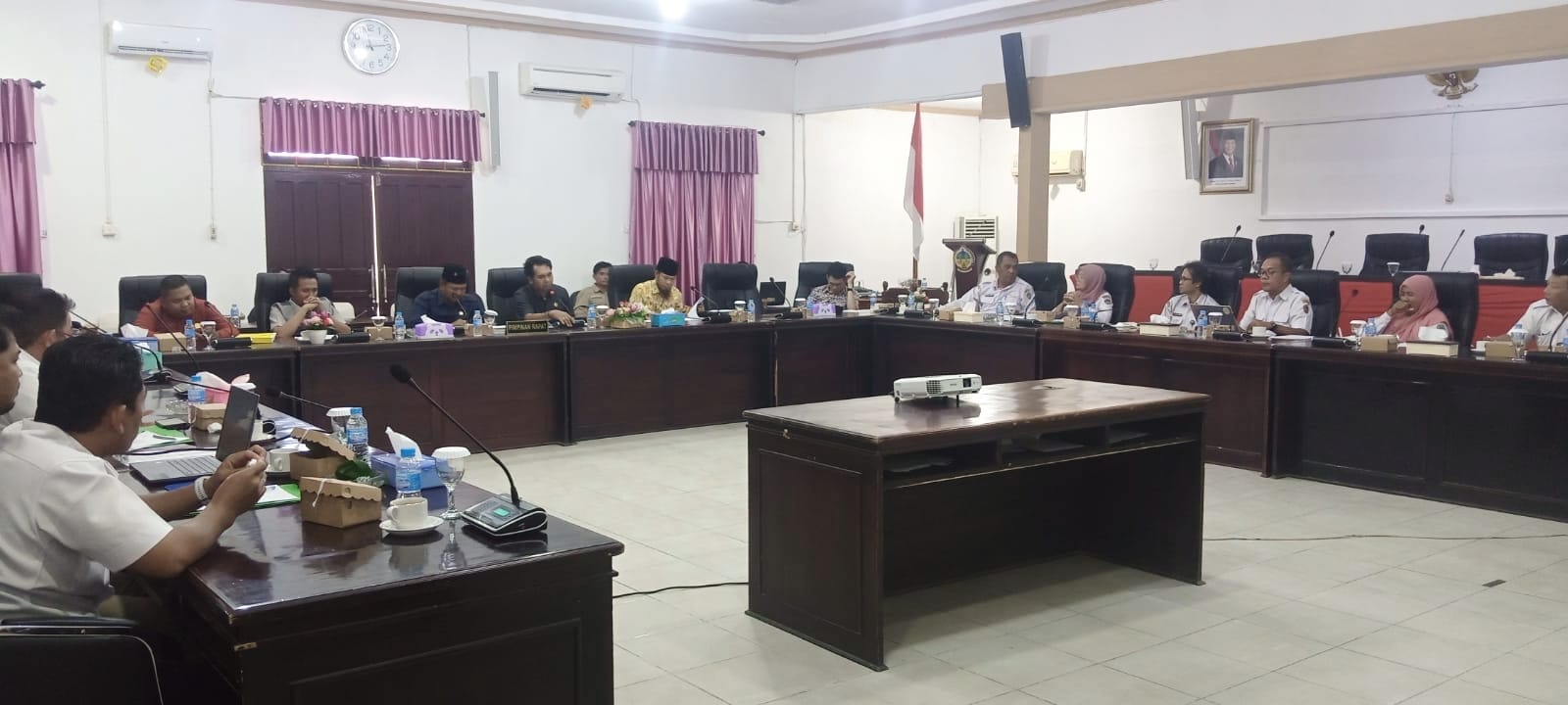 BANGGAR DPRD KAYONG UTARA GELAR RAPAT PEMBAHASAN RAPERDA PERTANGGUNGJAWABAN PELAKSANAAN APBD TA. 2024 BERSAMA DINAS PENDIDIKAN DAN DINAS PERTANIAN DAN PANGAN KABUPATEN KAYONG UTARA
