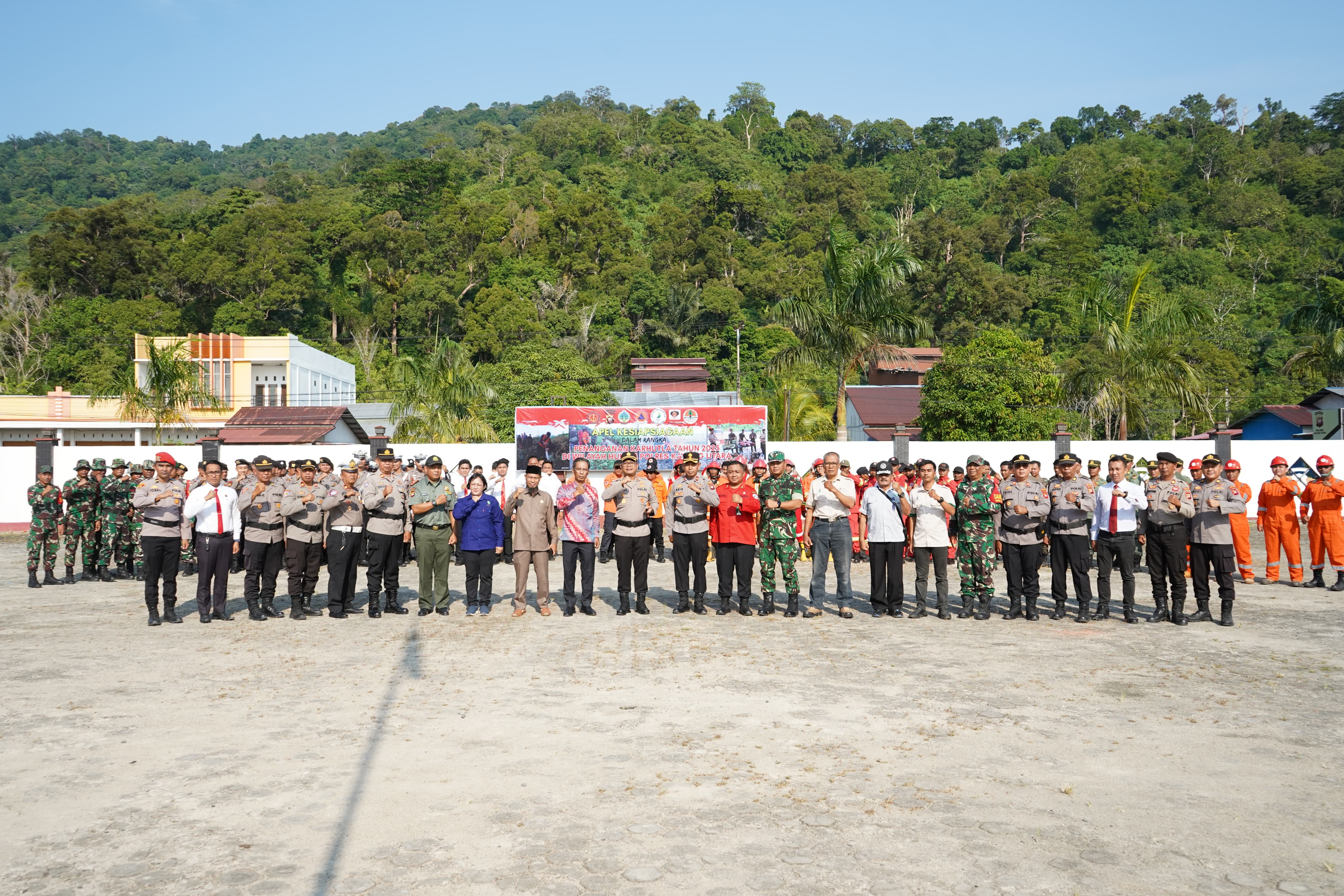 ANGGOTA DPRD KABUPATEN KAYONG UTARA HADIRI APEL KESIAPSIAGAAN KARHUTLA 2025