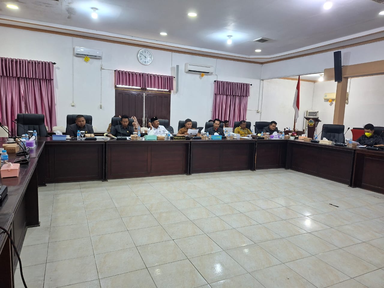BANGGAR DPRD KAYONG UTARA GELAR RAPAT PEMBAHASAN RAPERDA PERTANGGUNGJAWABAN PELAKSANAAN APBD TA. 2024 BERSAMA DINAS PUPR DAN DKP KABUPATEN KAYONG UTARA